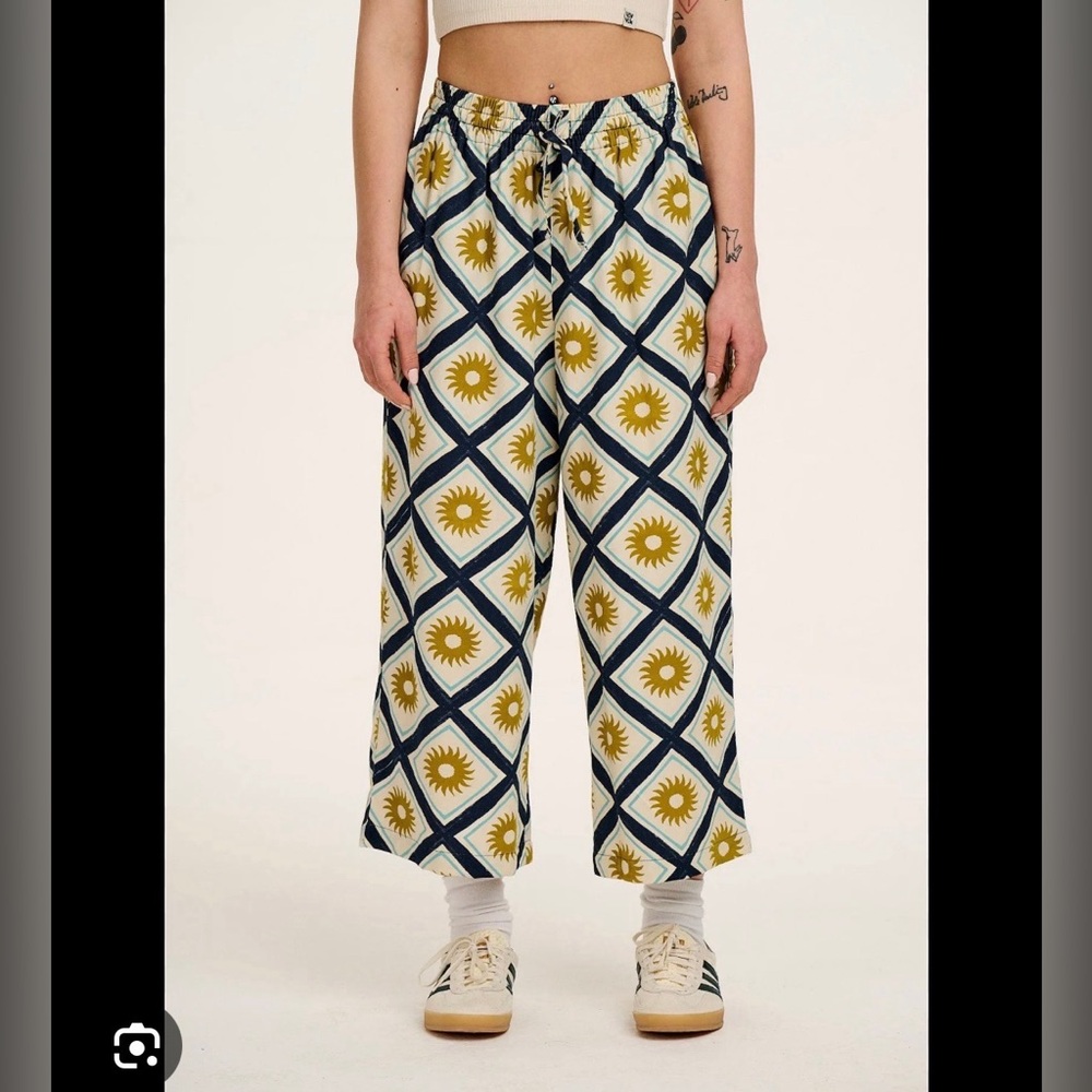 Lucy & Yak Chuck Wide Leg Cotton Trousers in White Cosmo Print - XL